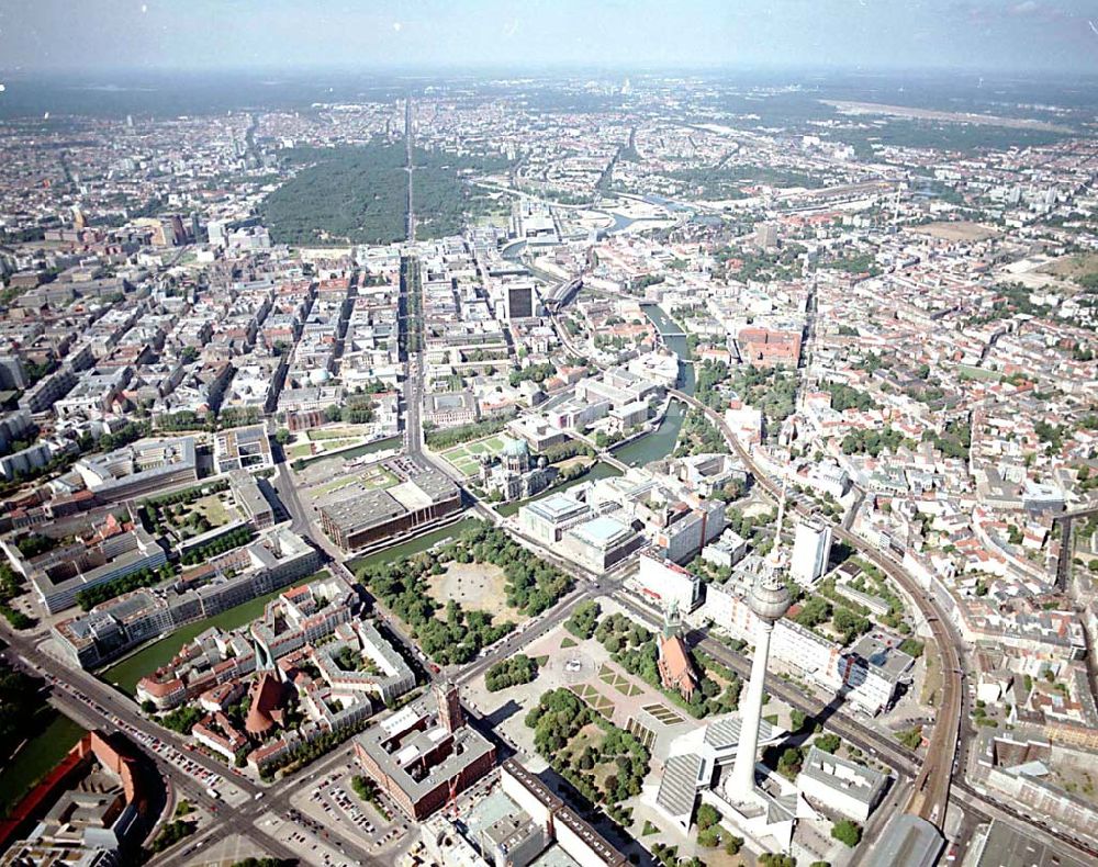 Berlin aus der Vogelperspektive: Berlin Mitte Baustelle der DIFA auf dem Dom-Aquarree (Museumsinsel) an der Spree und Karl-Liebknecht-Straße in Berlin Mitte (unten: Fernsehturm; St