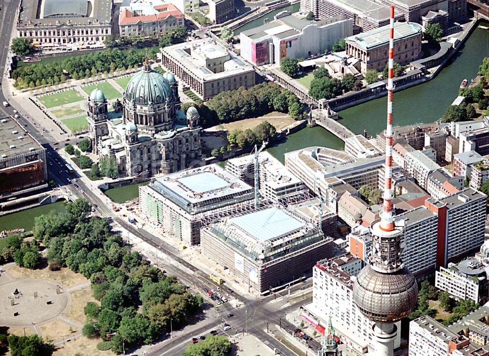 Berlin aus der Vogelperspektive: Berlin Mitte Baustelle der DIFA auf dem Dom Aquarree (Museumsinsel) an der Spree und Karl-Liebknecht-Straße in Berlin Mitte (unten links: Blick auf den Fernsehturm)