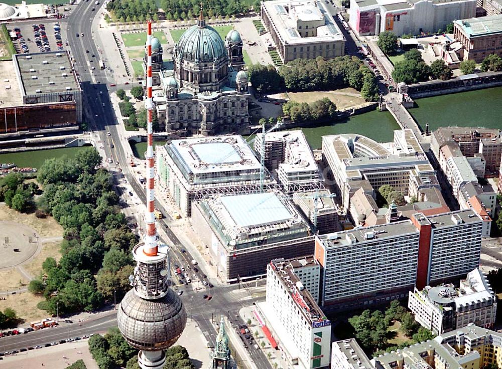 Berlin aus der Vogelperspektive: Berlin Mitte Baustelle der DIFA auf dem Dom Aquarree (Museumsinsel) an der Spree und Karl-Liebknecht-Straße in Berlin Mitte (unten links: Blick auf den Fernsehturm)