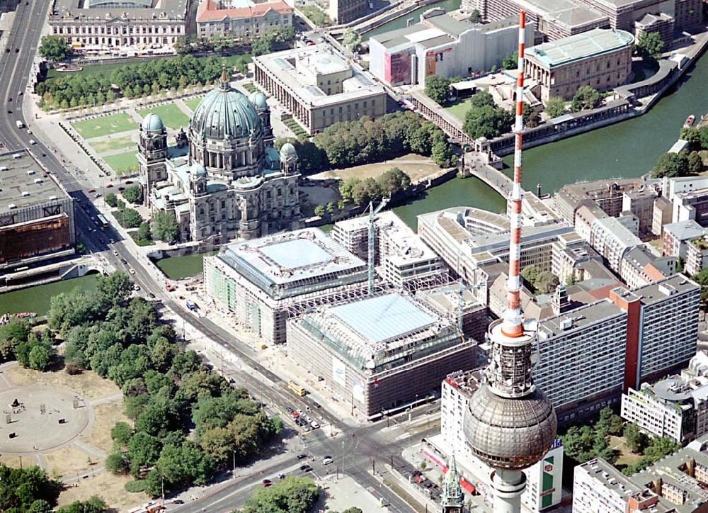 Berlin von oben - Berlin Mitte Baustelle der DIFA auf dem Dom Aquarree (Museumsinsel) an der Spree und Karl-Liebknecht-Straße in Berlin Mitte (unten links: Blick auf den Fernsehturm)