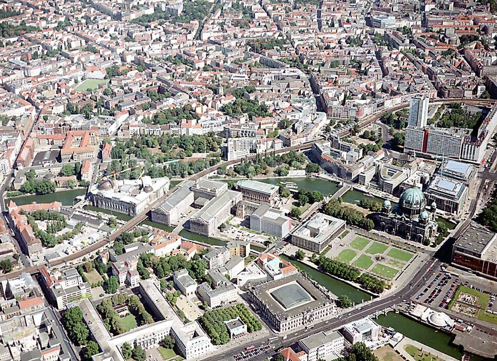 Berlin aus der Vogelperspektive: Berlin Mitte Baustelle der DIFA auf dem Dom Aquarree (Museumsinsel) an der Spree und Karl-Liebknecht-Straße in Berlin Mitte (unten links: Blick auf die Humboldt-Universität)