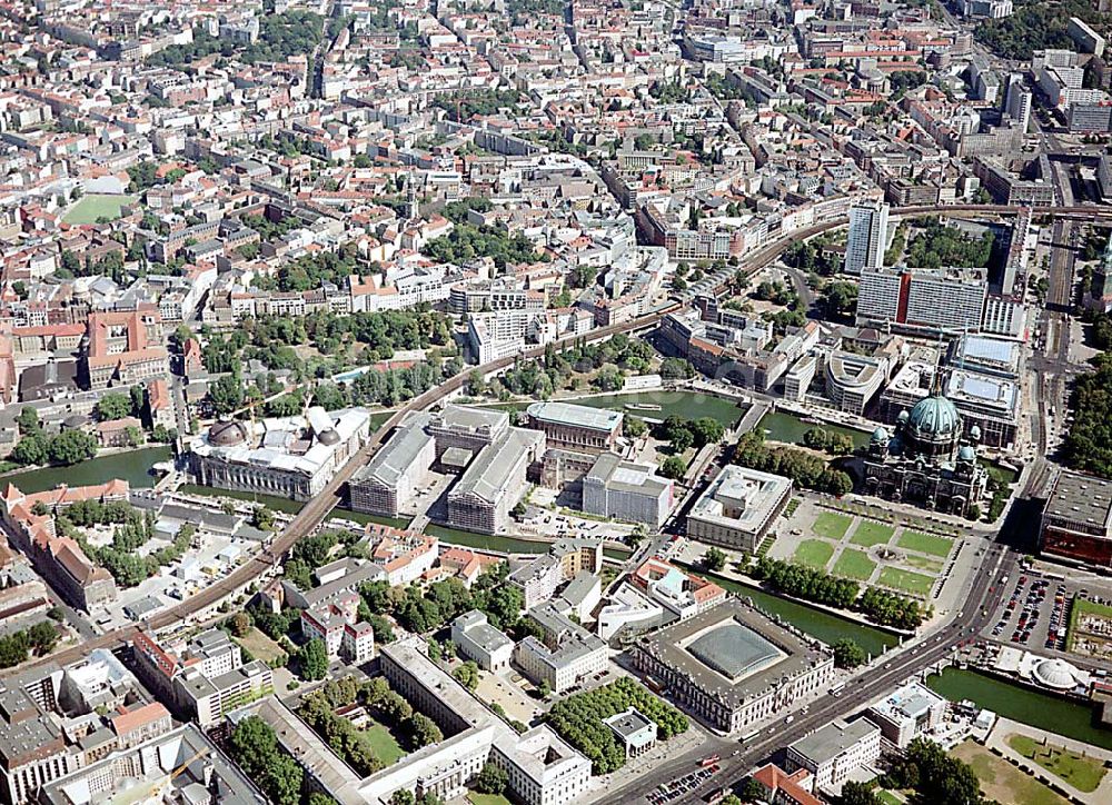 Berlin von oben - Berlin Mitte Baustelle der DIFA auf dem Dom Aquarree (Museumsinsel) an der Spree und Karl-Liebknecht-Straße in Berlin Mitte (unten links: Blick auf Humboldt-Universität)