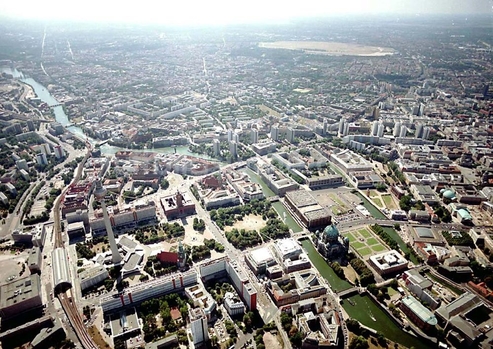 Luftbild Berlin - Berlin Mitte Baustelle der DIFA auf dem Dom-Aquarree (Museumsinsel) an der Spree und Karl-Liebknecht-Straße in Berlin Mitte (unten links: Fernsehturm; St