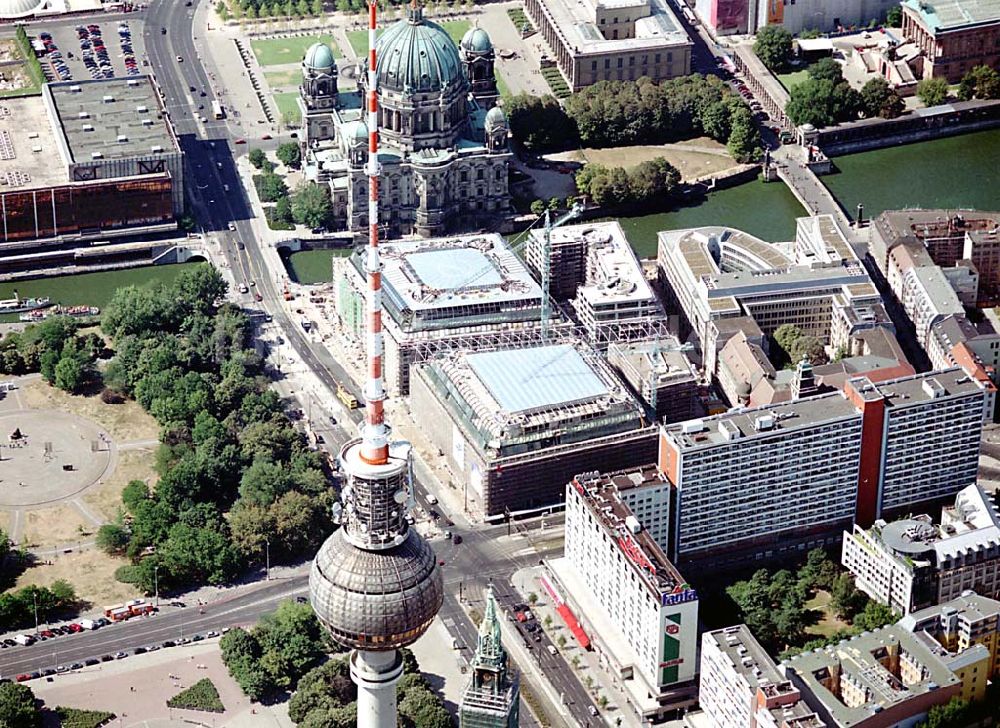 Berlin aus der Vogelperspektive: Berlin Mitte Baustelle der DIFA auf dem Dom Aquarree (Museumsinsel) an der Spree und Karl-Liebknecht-Straße in Berlin Mitte (unten Mitte: Blick auf den Fernsehturm)