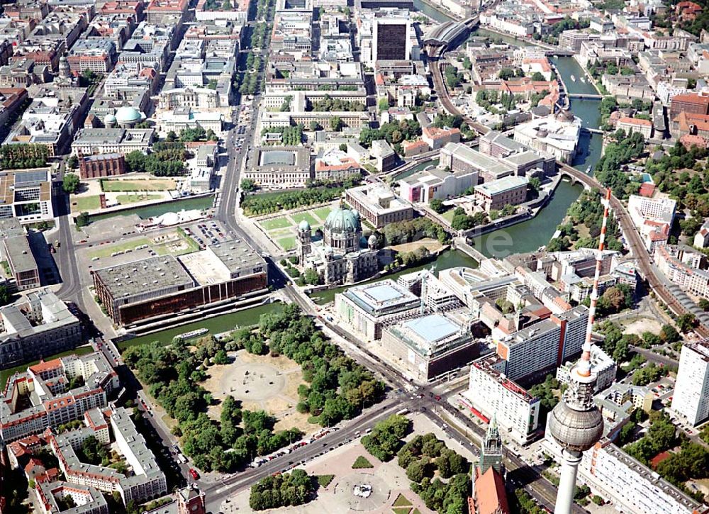 Luftaufnahme Berlin - Berlin Mitte Baustelle der DIFA auf dem Dom Aquarree an der Spree und Karl-Liebknecht-Straße (Museumsinsel) in Berlin Mitte (im Hintergrund: Blick auf den Bahnhof Friedrichstraße; rehts: Fernsehturm und die St