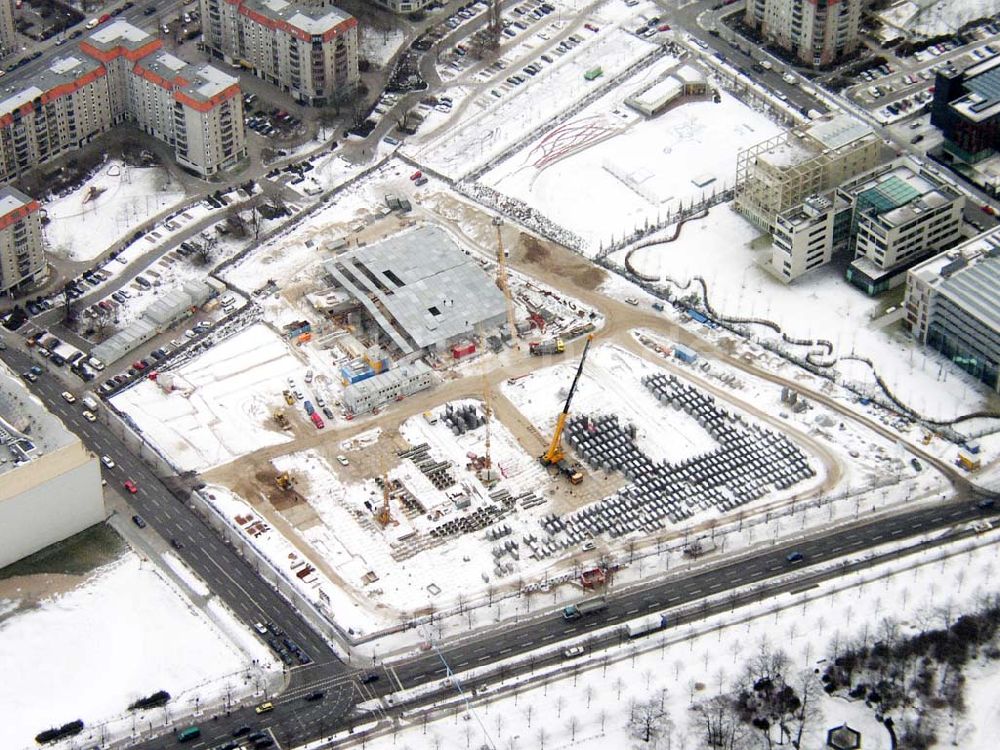 Luftaufnahme Berlin - Berlin-Mitte Baustelle des Holocaust-Denkmal am ehemaligen Grenzstreifen an der Wilhelmstraße, am Brandenburger Tor