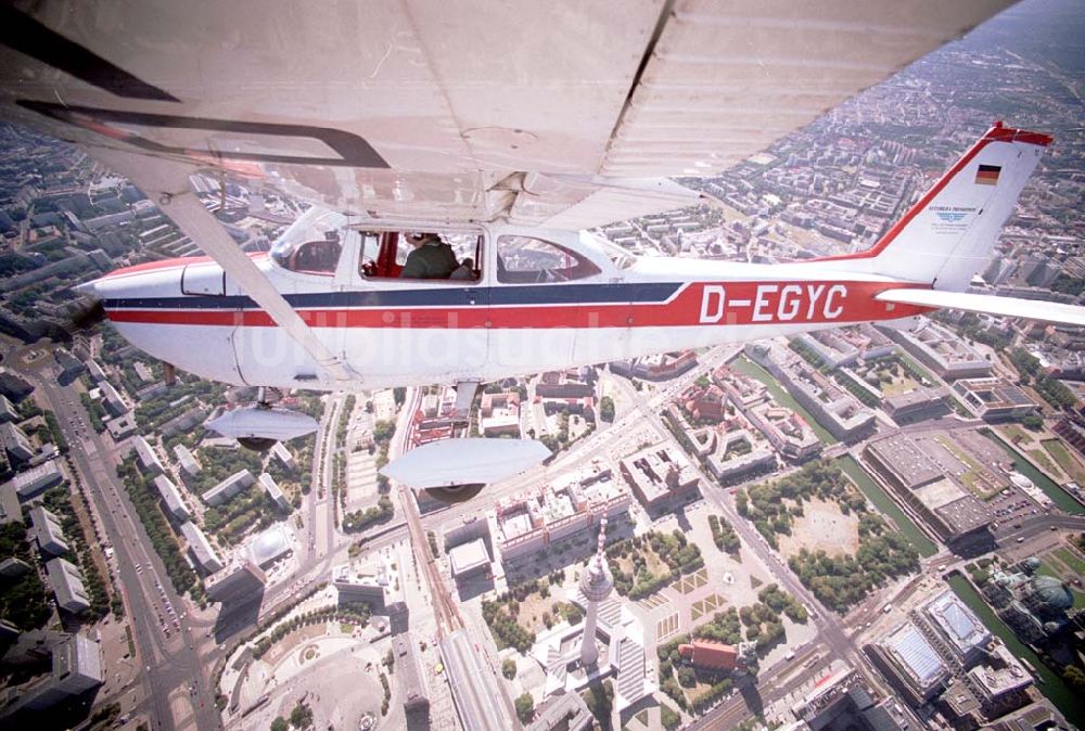 Luftbild Berlin - Berlin / Mitte Bild des Flugzeugs mit dem Piloten Robert Grahn, Inhaber der Firma Luftbild & Pressefoto über Berlin / Mitte mit Blick auf den Fernsehturm und das Dom-Aquarree 17