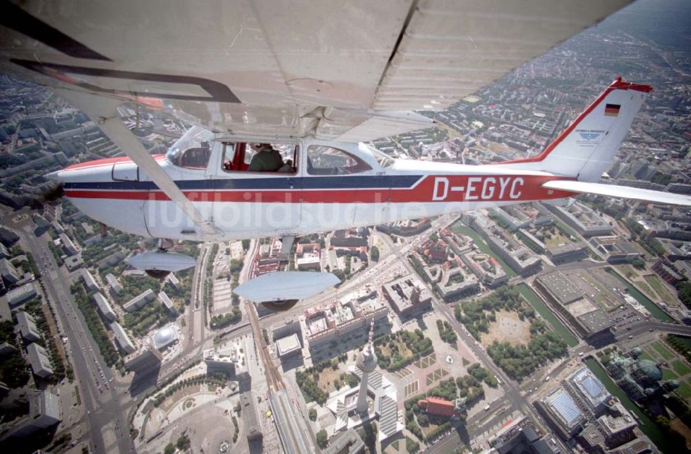 Luftaufnahme Berlin - Berlin / Mitte Bild des Flugzeugs mit dem Piloten Robert Grahn, Inhaber der Firma Luftbild & Pressefoto über Berlin / Mitte mit Blick auf den Fernsehturm und das Dom-Aquarree 17