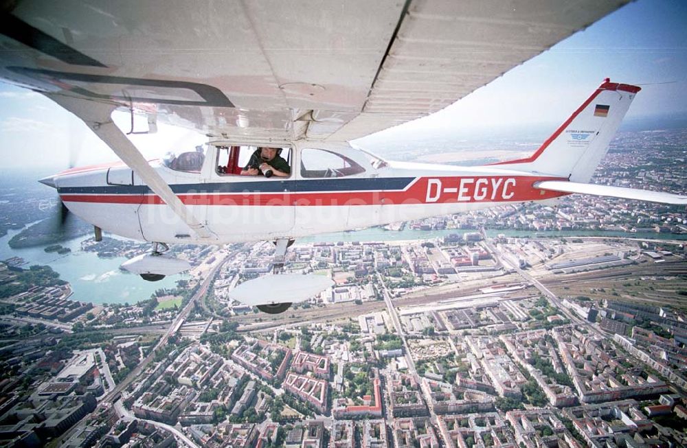 Luftaufnahme Berlin - Berlin / Mitte Bild des Flugzeugs mit dem Piloten Robert Grahn, Inhaber der Firma Luftbild & Pressefoto über Berlin / Mitte mit Blick auf den Fernsehturm und das Dom-Aquarree 17