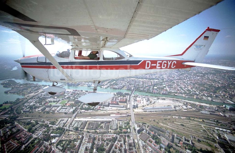 Berlin von oben - Berlin / Mitte Bild des Flugzeugs mit dem Piloten Robert Grahn, Inhaber der Firma Luftbild & Pressefoto über Berlin / Mitte mit Blick auf den Fernsehturm und das Dom-Aquarree 17