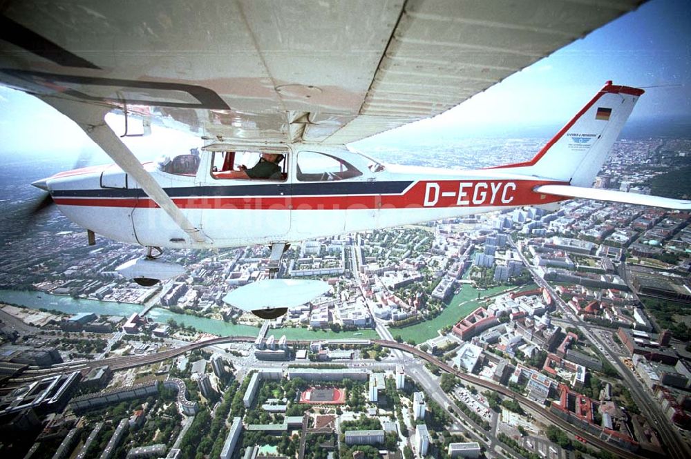 Berlin aus der Vogelperspektive: Berlin / Mitte Bild des Flugzeugs mit dem Piloten Robert Grahn, Inhaber der Firma Luftbild & Pressefoto über Berlin / Mitte mit Blick auf den Fernsehturm und das Dom-Aquarree 17