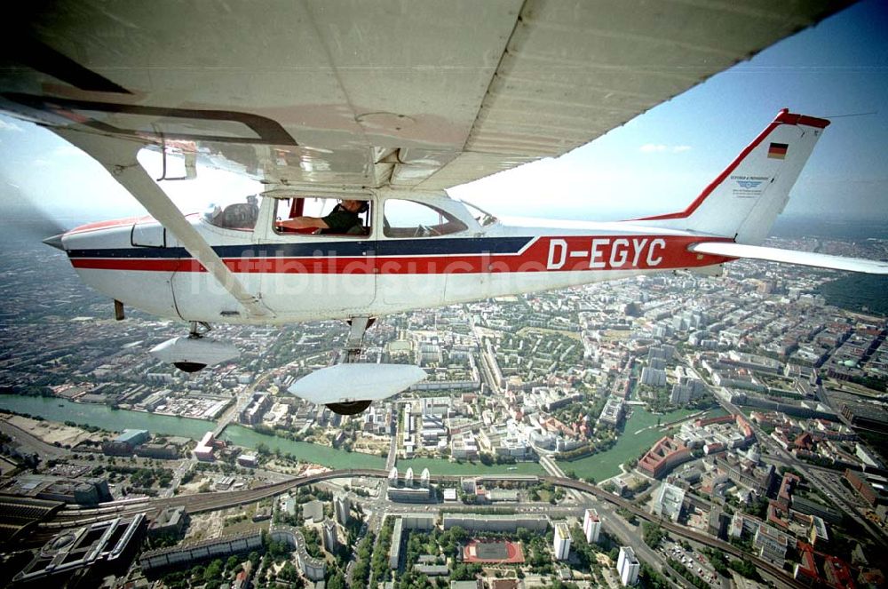 Luftbild Berlin - Berlin / Mitte Bild des Flugzeugs mit dem Piloten Robert Grahn, Inhaber der Firma Luftbild & Pressefoto über Berlin / Mitte mit Blick auf den Fernsehturm und das Dom-Aquarree 17