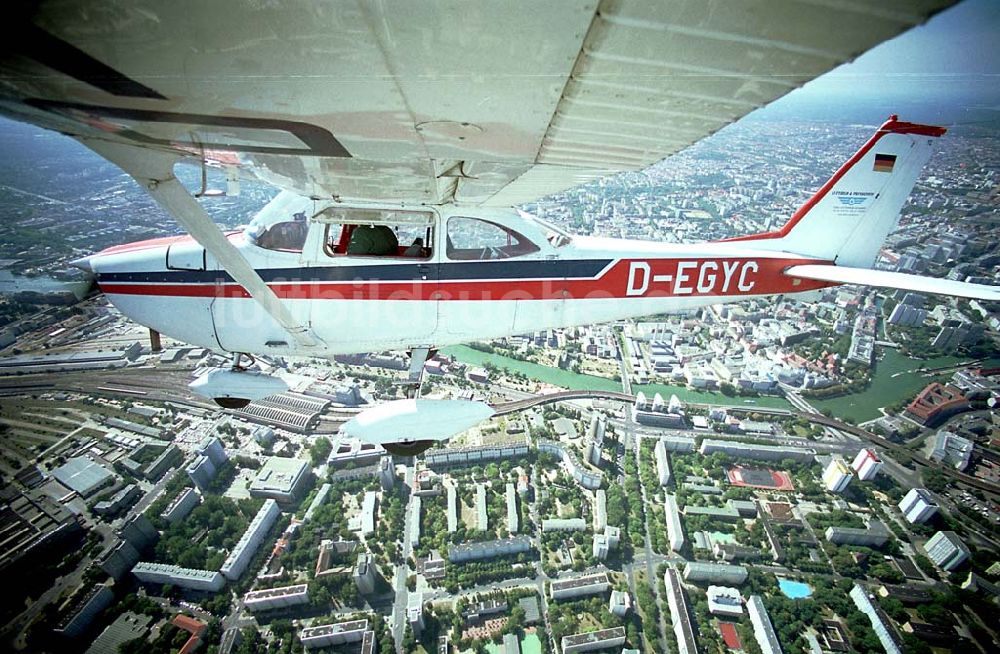 Berlin aus der Vogelperspektive: Berlin / Mitte Bild des Flugzeugs mit dem Piloten Robert Grahn, Inhaber der Firma Luftbild & Pressefoto über Berlin / Mitte mit Blick auf den Fernsehturm und das Dom-Aquarree 17