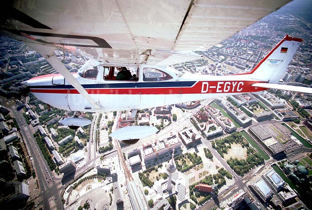 Luftbild Berlin - Berlin / Mitte Bild des Flugzeugs mit dem Piloten Robert Grahn, Inhaber der Firma Luftbild & Pressefoto über Berlin / Mitte mit Blick auf den Fernsehturm und das Dom-Aquarree 17