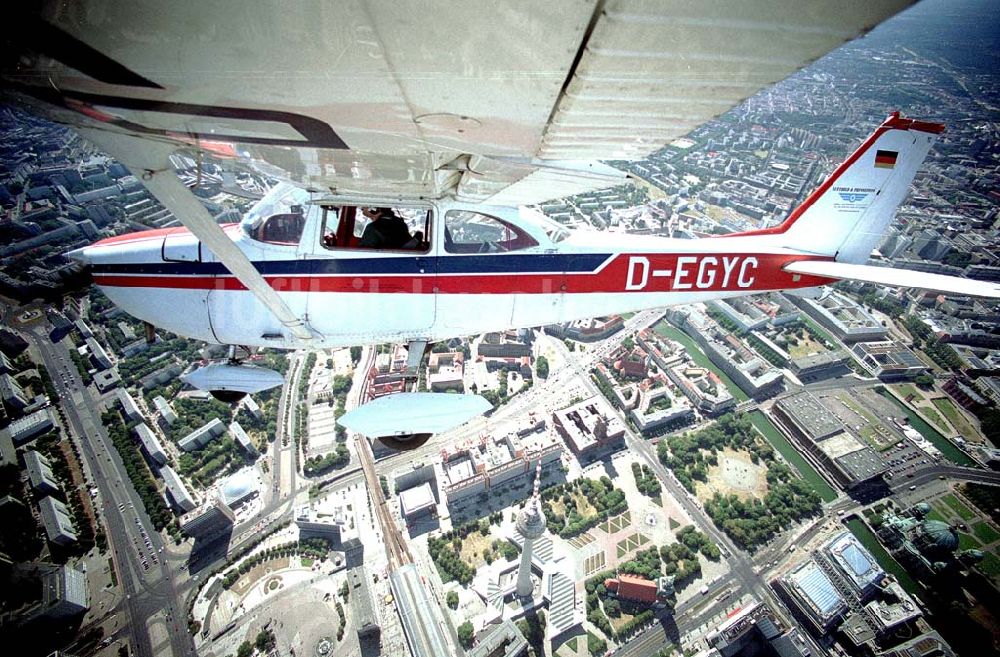 Luftaufnahme Berlin - Berlin / Mitte Bild des Flugzeugs mit dem Piloten Robert Grahn, Inhaber der Firma Luftbild & Pressefoto über Berlin / Mitte mit Blick auf den Fernsehturm und das Dom-Aquarree 17