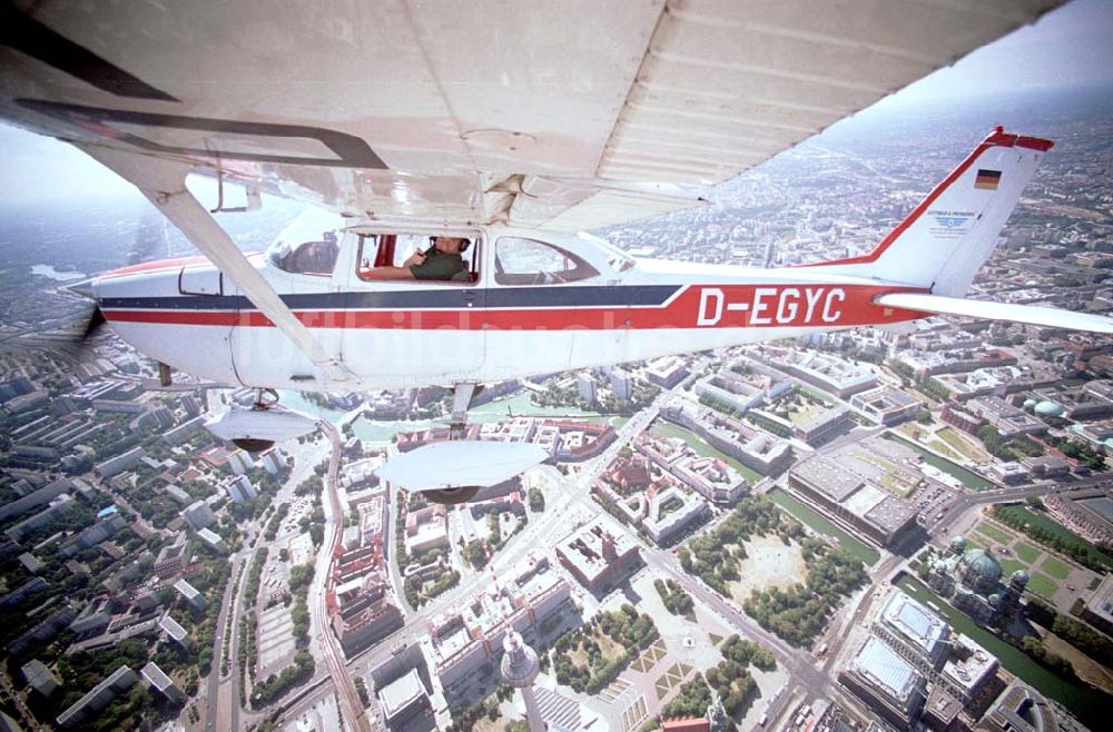 Berlin von oben - Berlin / Mitte Bild des Flugzeugs mit dem Piloten Robert Grahn, Inhaber der Firma Luftbild & Pressefoto über Berlin / Mitte mit Blick auf den Fernsehturm und das Dom-Aquarree 17