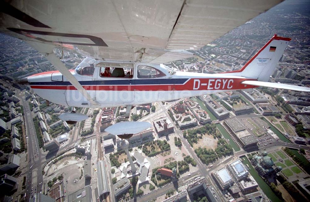 Berlin aus der Vogelperspektive: Berlin / Mitte Bild des Flugzeugs mit dem Piloten Robert Grahn, Inhaber der Firma Luftbild & Pressefoto über Berlin / Mitte mit Blick auf den Fernsehturm und das Dom-Aquarree 17