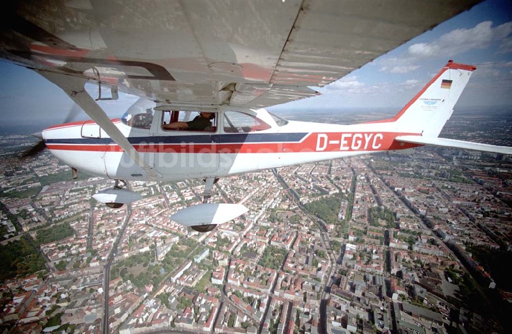 Luftbild Berlin - Berlin / Mitte Bild des Flugzeugs mit dem Piloten Robert Grahn, Inhaber der Firma Luftbild & Pressefoto über Berlin / Mitte mit Blick auf den Fernsehturm und das Dom-Aquarree 17