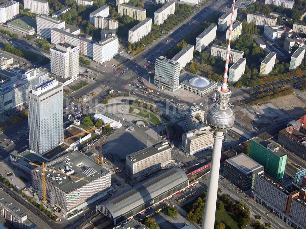 Luftbild Berlin - Berlin-Mitte 07.10.2004 Blick auf den Alexander Platz mit dem Fernsehturm , Saturn,der Berliner Zeitung,dem Ausbau von Kaufhof und den Blick auf den S-Bahnhof Alexander Platz in Berlin-Mitte.