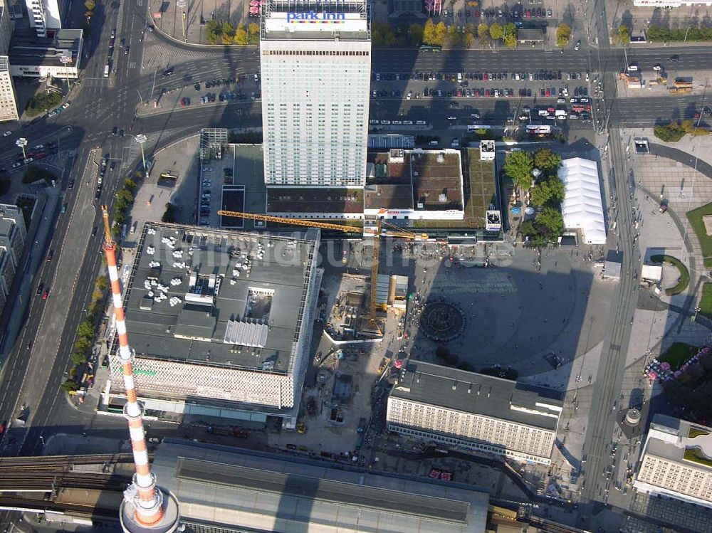 Luftaufnahme Berlin - Berlin-Mitte 07.10.2004 Blick auf den Alexander Platz mit dem Fernsehturm , Saturn,der Berliner Zeitung,dem Ausbau von Kaufhof und den Blick auf den S-Bahnhof Alexander Platz in Berlin-Mitte.