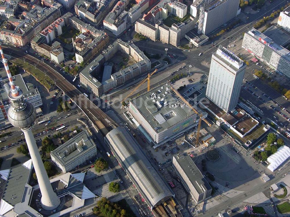 Berlin von oben - Berlin-Mitte 07.10.2004 Blick auf den Alexander Platz mit dem Fernsehturm , Saturn,der Berliner Zeitung,dem Ausbau von Kaufhof und den Blick auf den S-Bahnhof Alexander Platz in Berlin-Mitte.