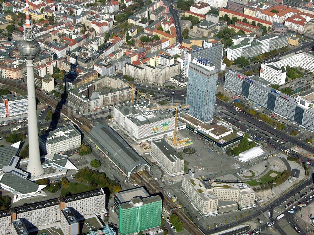 Berlin aus der Vogelperspektive: Berlin-Mitte 07.10.2004 Blick auf den Alexander Platz mit dem Fernsehturm , Saturn,der Berliner Zeitung,dem Ausbau von Kaufhof und den Blick auf den S-Bahnhof Alexander Platz in Berlin-Mitte.