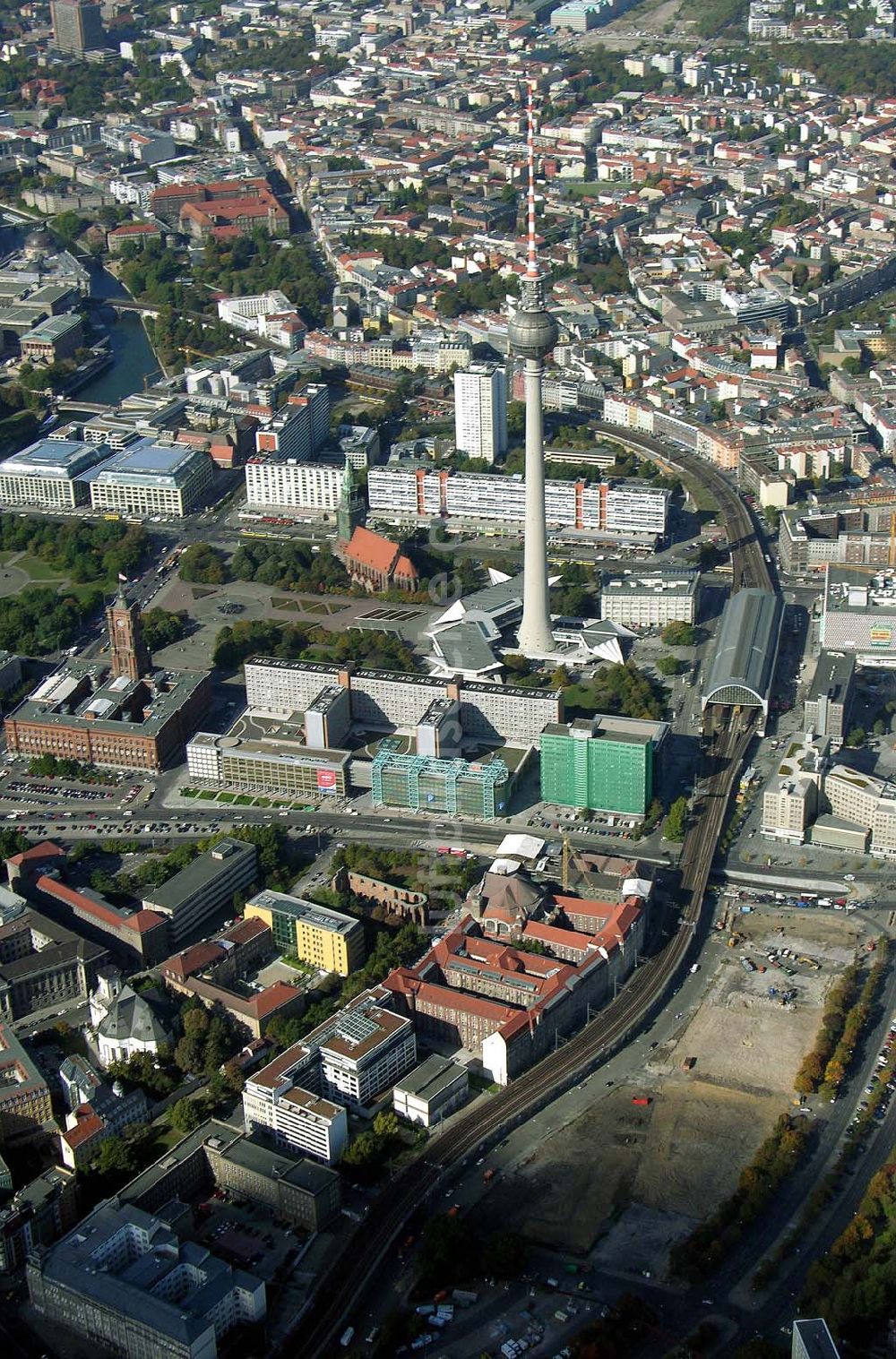 Luftbild Berlin - Berlin-Mitte 07.10.2004 Blick auf den Alexander Platz mit dem Fernsehturm , Saturn,der Berliner Zeitung,dem Ausbau von Kaufhof und den Blick auf den S-Bahnhof Alexander Platz in Berlin-Mitte.