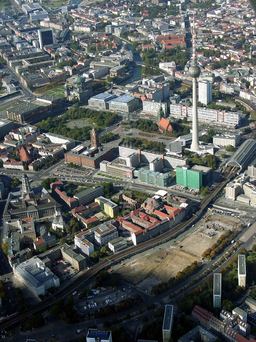 Luftaufnahme Berlin - Berlin-Mitte 07.10.2004 Blick auf den Alexander Platz mit dem Fernsehturm , Saturn,der Berliner Zeitung,dem Ausbau von Kaufhof und den Blick auf den S-Bahnhof Alexander Platz in Berlin-Mitte.