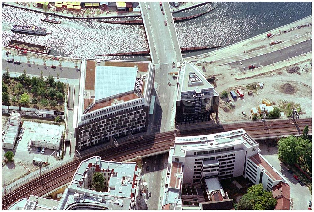 Berlin Mitte von oben - Berlin-Mitte, 07.08.2004 Blick aufs Regierungsviertel und die Spree an der Kronprinzenbrücke in Mitte.