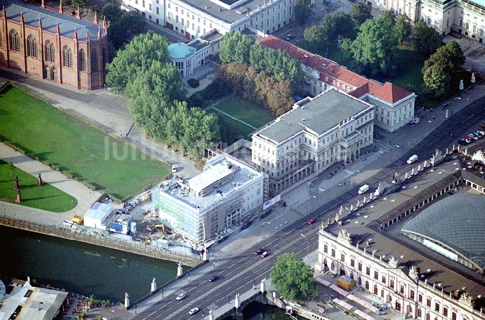 Berlin von oben - Berlin-Mitte Blick auf die Baustelle der Bertelsmann Stiftung gegenüber des Deutschen Museums (Zeughaus) am Kronprinzenpalais Unter den Linden in Berlin-Mitte 20