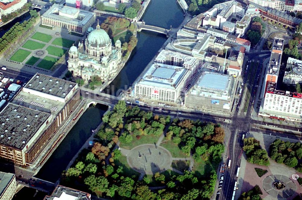 Berlin aus der Vogelperspektive: Berlin-Mitte Blick auf die Baustelle der DIFA am Dom-Aquaree (Museumsinsel) gegenüber des zur Zeit gesperrten Palast der Republik an der Karl-Liebknecht-Straße und der Spree in Berlin-Mitte 20