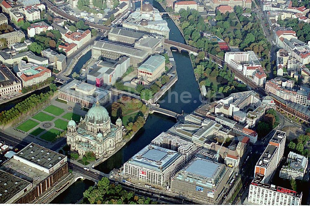 Luftbild Berlin - Berlin-Mitte Blick auf die Baustelle der DIFA am Dom-Aquaree (Museumsinsel) gegenüber des zur Zeit gesperrten Palast der Republik an der Karl-Liebknecht-Straße und der Spree in Berlin-Mitte 20