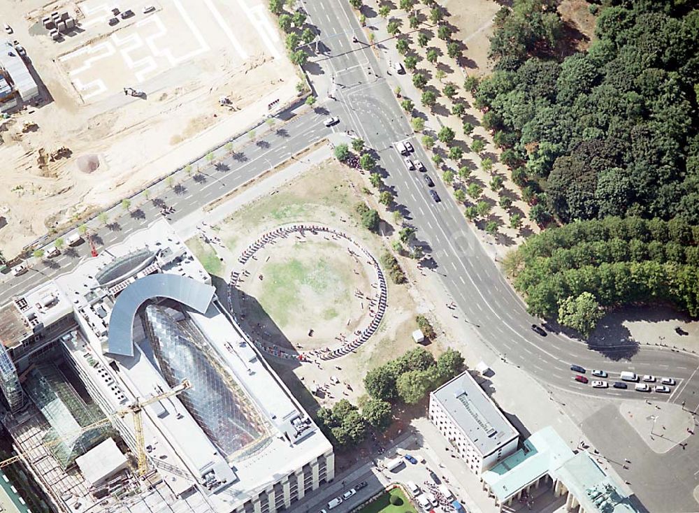 Berlin von oben - Berlin Mitte Blick auf die Ebertstraße, die vor dem Brandenburger Tor (unten links) auf die Straße des 17. Juni führt