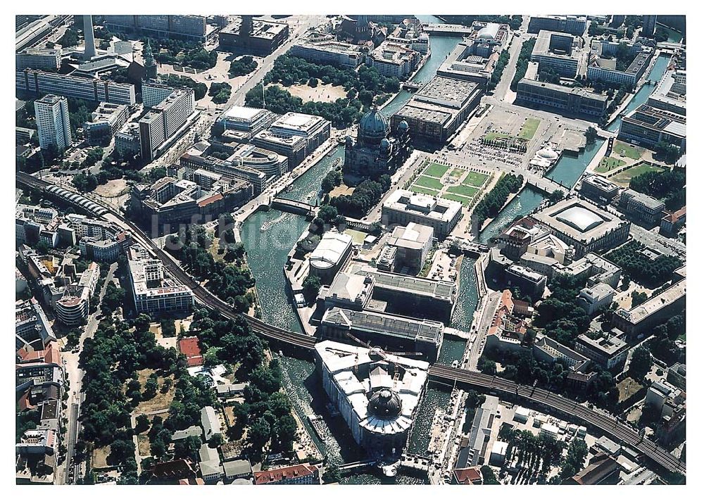 Berlin von oben - Berlin Mitte Blick auf die Museumsinsel an der Spree und Karl-Liebknecht-Straße in Berlin Mitte (links: Blick auf Alexanderplatz; rechts: Humboldt-Universität)