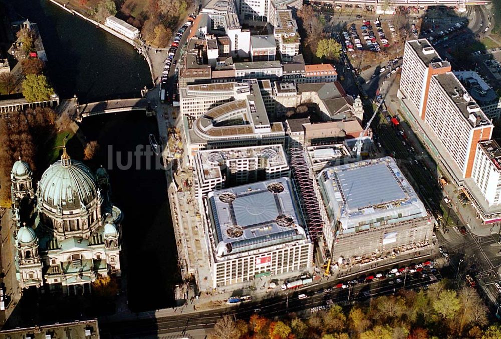 Berlin von oben - 11.11.2003 Berlin-Mitte Blick auf das neue Dom-Aquaree Berliner Dom