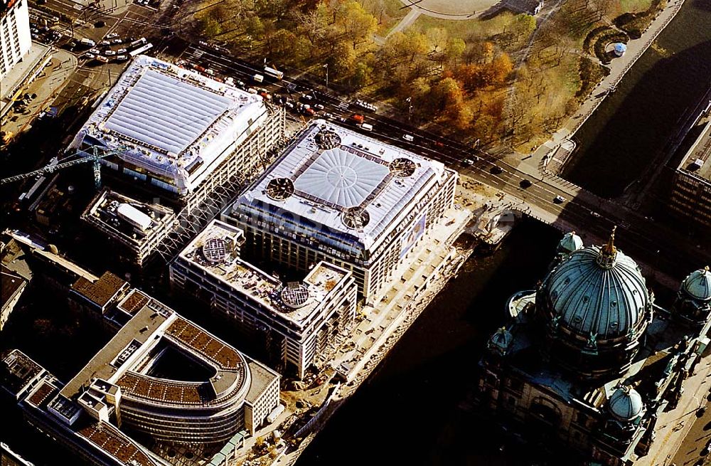 Berlin aus der Vogelperspektive: 11.11.2003 Berlin-Mitte Blick auf das neue Dom-Aquaree Berliner Dom