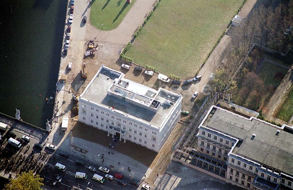 Luftaufnahme Berlin - 11.11.2003 Berlin-Mitte Blick auf das neue Kommandantenhaus der Bertelsmann-Stiftung