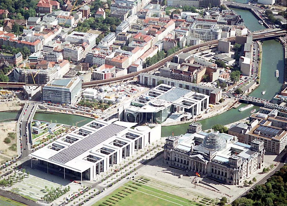 Luftbild Berlin - Berlin Mitte Blick auf das Regierungsviertel am Spreebogen mit dem Reichstag, Bundestag und Marie-Elisabeth-Lüders-Haus, das über die Spree mit dem Paul-Löbe-Haus verbunden ist und die Parlamentsbebliothek beinhaltet