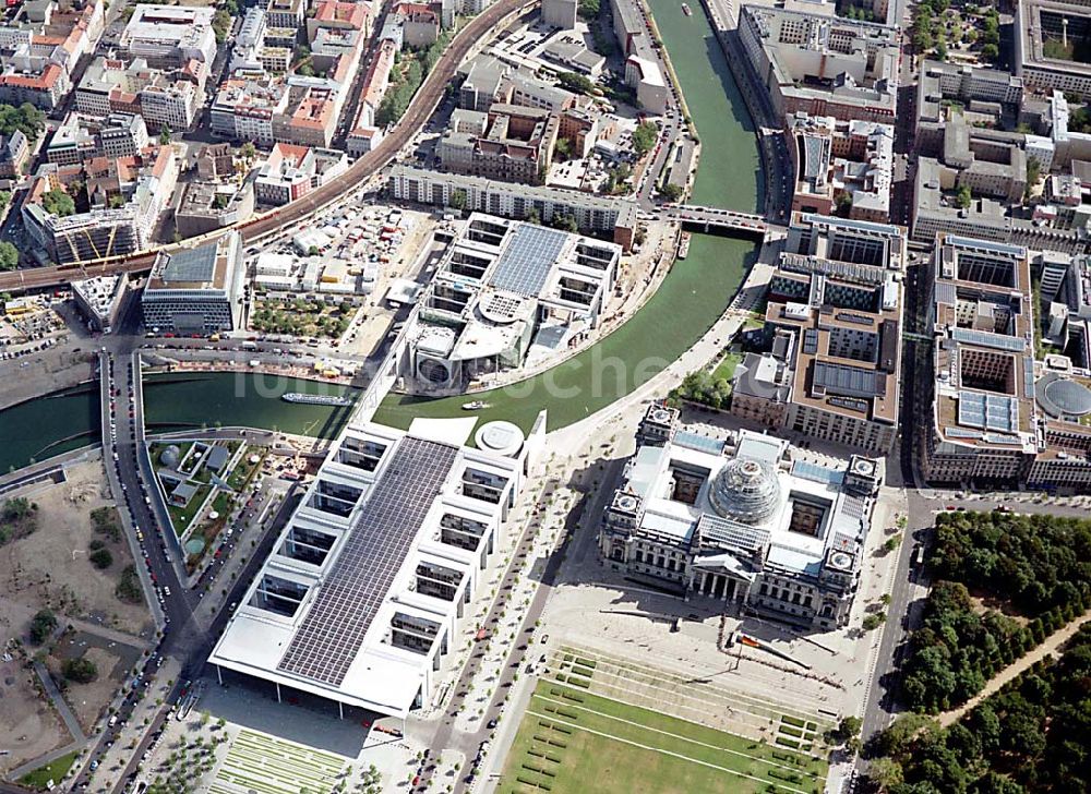 Berlin von oben - Berlin Mitte Blick auf das Regierungsviertel am Spreebogen mit dem Reichstag, Bundestag und Marie-Elisabeth-Lüders-Haus, das über die Spree mit dem Paul-Löbe-Haus verbunden ist und die Parlamentsbebliothek beinhaltet