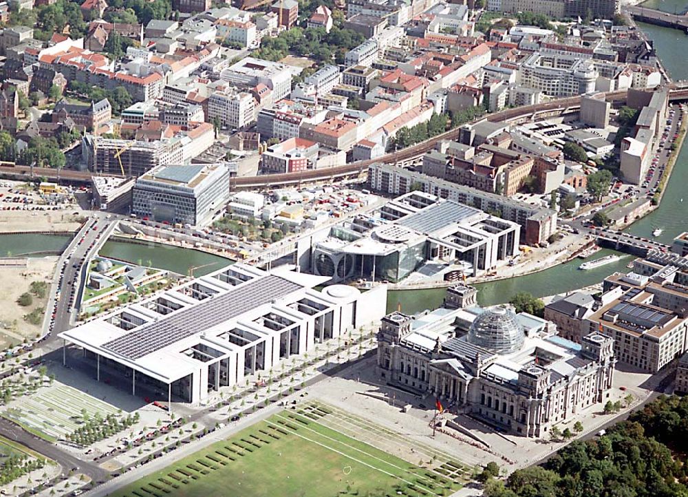 Luftaufnahme Berlin - Berlin Mitte Blick auf das Regierungsviertel am Spreebogen mit dem Reichstag und Marie-Elisabeth-Lüders-Haus, das über die Spree mit dem Paul-Löbe-Haus verbunden ist und die Parlamentsbebliothek beinhaltet