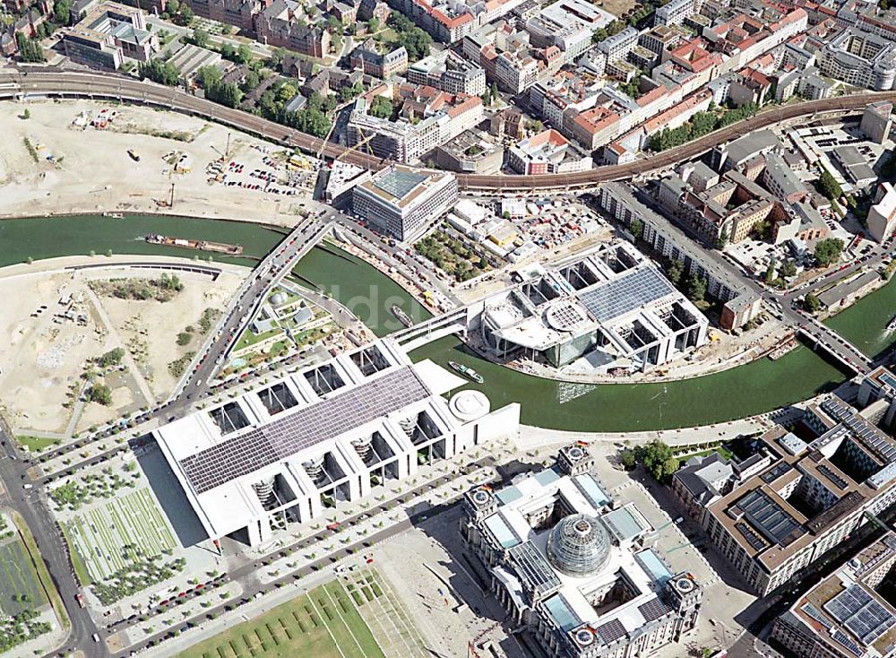 Berlin von oben - Berlin Mitte Blick auf das Regierungsviertel am Spreebogen mit dem Reichstag und Marie-Elisabeth-Lüders-Haus, das über die Spree mit dem Paul-Löbe-Haus verbunden ist und die Parlamentsbebliothek beinhaltet