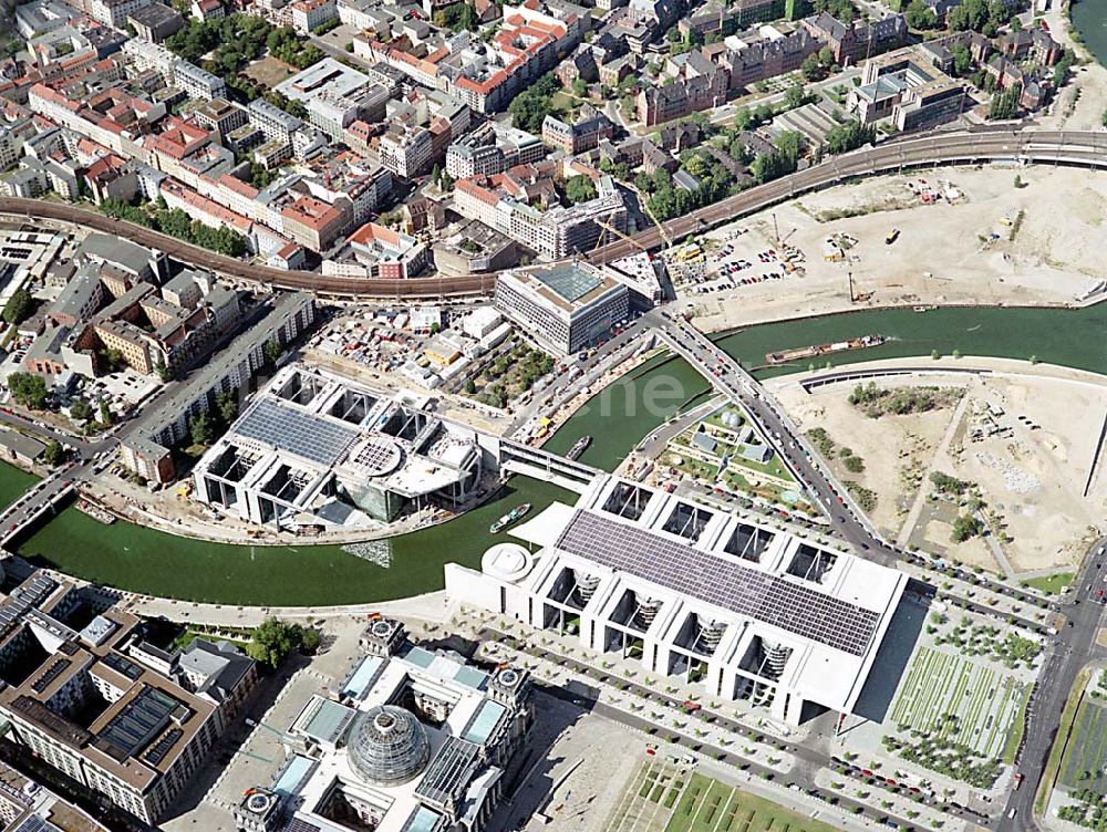 Berlin aus der Vogelperspektive: Berlin Mitte Blick auf das Regierungsviertel am Spreebogen mit dem Reichstag und Marie-Elisabeth-Lüders-Haus, das über die Spree mit dem Paul-Löbe-Haus verbunden ist und die Parlamentsbebliothek beinhaltet