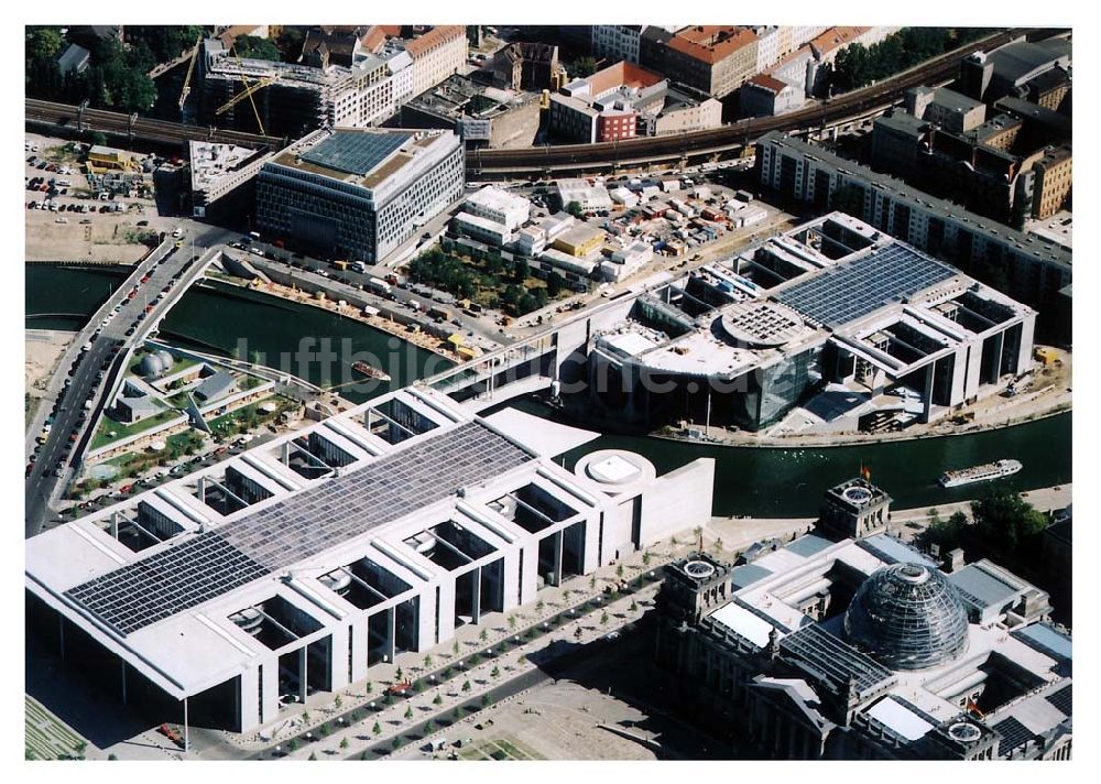 Luftbild Berlin - Berlin Mitte Blick auf das Regierungsviertel am Spreebogen mit dem Reichstag und dem Marie-Elisabeth-Lüders-Haus, das über die Spree mit dem Paul-Löbe-Haus verbunden ist und die Parlamentsbibliothek beinhaltet