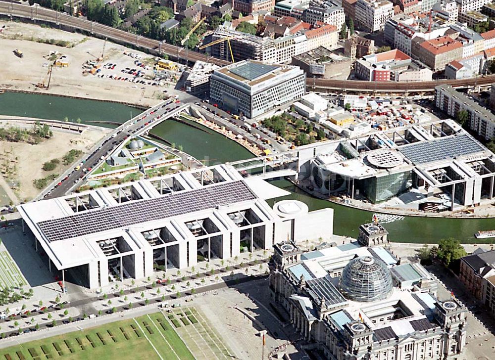 Luftaufnahme Berlin - Berlin Mitte Blick auf das Regierungsviertel am Spreebogen mit dem Reichstag und dem Marie-Elisabeth-Lüders-Haus, das über die Spree mit dem Paul-Löbe-Haus verbunden ist und die Parlamentsbibliothek beinhaltet