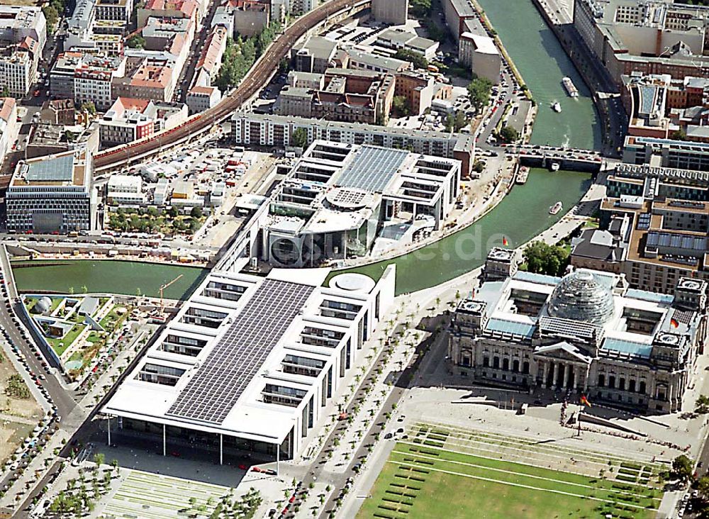 Berlin aus der Vogelperspektive: Berlin Mitte Blick auf das Regierungsviertel am Spreebogen mit dem Reichstag (vor dem Platz der Republik), Bundestag und dem Marie-Elisabeth-Lüders-Haus, das über die Spree mit dem Paul-Löbe-Haus verbunden ist und die Parlamentsbibliothek beinhaltet