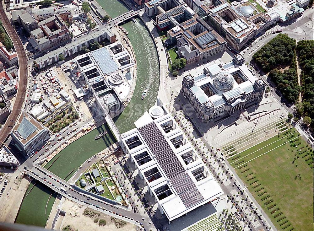 Luftbild Berlin - Berlin Mitte Blick auf das Regierungsviertel am Spreebogen mit dem Reichstag vor dem Platz der Republik und Marie-Elisabeth-Lüders-Haus, das über die Spree mit dem Paul-Löbe-Haus verbunden ist und die Parlamentsbebliothek beinhaltet