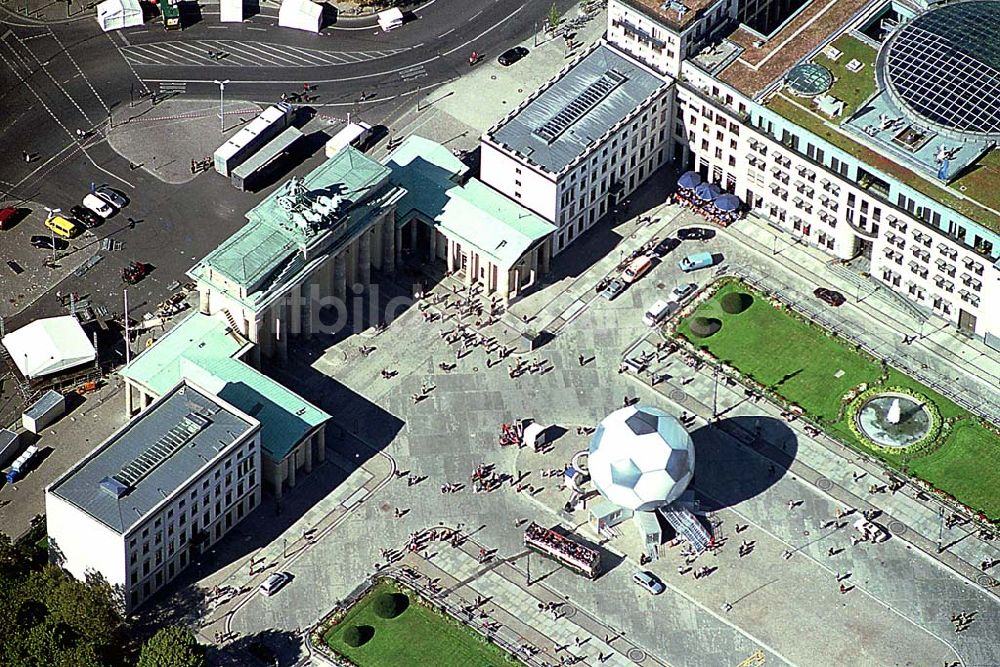 Berlin von oben - Berlin-Mitte 26.09.2003 Brandenburger Tor