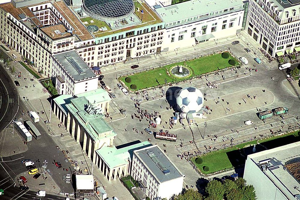 Berlin aus der Vogelperspektive: Berlin-Mitte 26.09.2003 Brandenburger Tor