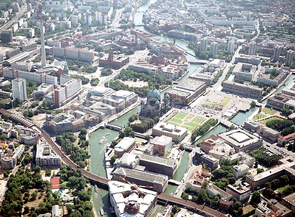 Luftaufnahme Berlin - Berlin Mitte DIFA-Baustelle auf dem Dom-Aquarree (Museumsinsel) an der Spree und Karl-Liebknecht-Straße in Berlin Mitte (links: Blick auf Alexanderplatz und dem Fernsehturm; rechts: Humboldt-Universität)