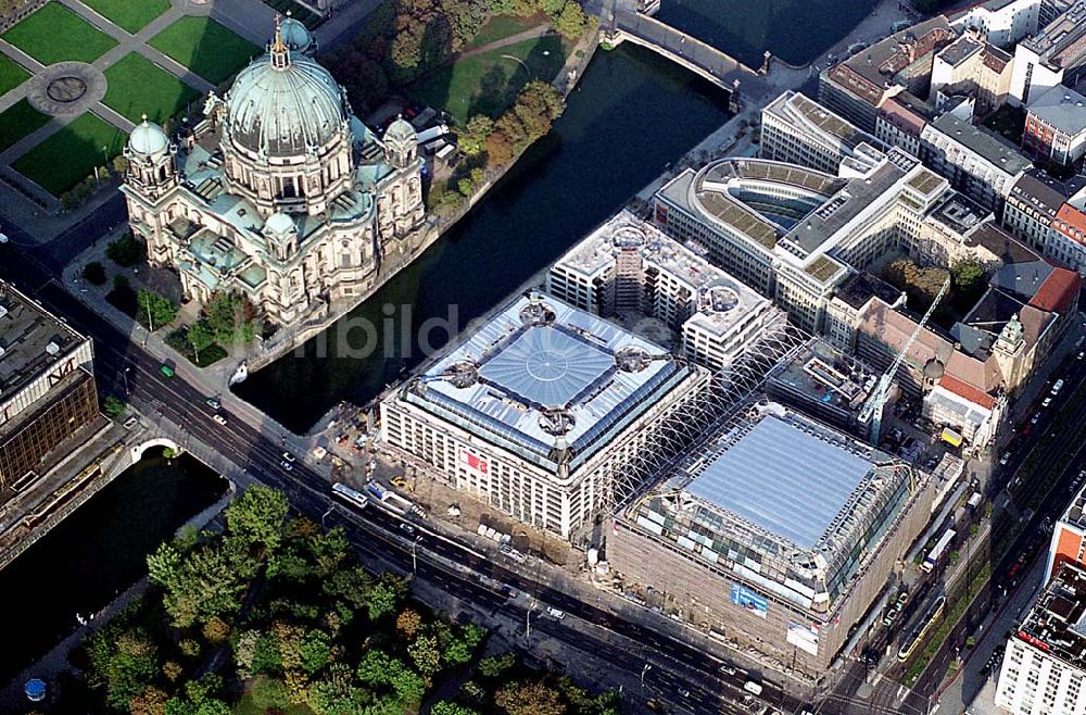 Berlin von oben - Berlin-Mitte 20.09.2003 DOM Aquaree der DIFA Hamburg an der Museumsinsel an der Spree gegenüber dem Berliner Dom